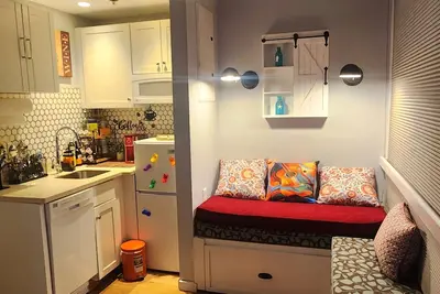 Image de Soothing condo with Ac in vibrant Providence