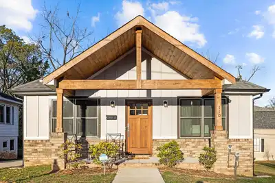 Image de 3br Downtown Retreat • King Bed • Cozy & Fast WiFi