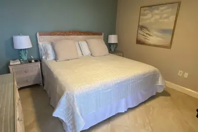 Image de New Listing- Ideal Oceanside Location and Recent Renovation / Dream Combination!