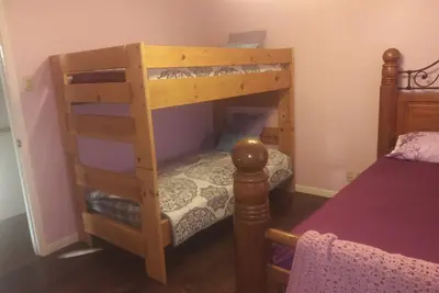 Image de Two-bedroom house available for 6 adults.