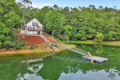 Image de ! ! Brand New Listing! ! Charming 4-bedroom cottage in tranquil Smith Lake!