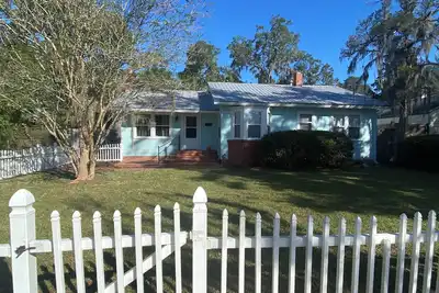Location- Spacious 3-bedroom House in the Heart of Gainesville