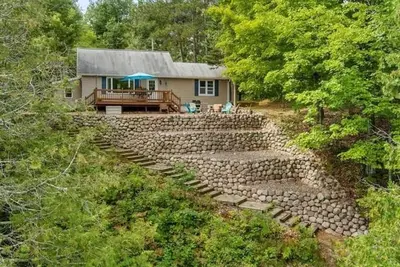 Image de Charming 4-Bed Lakefront Cottage on Chute Pond – All-Season Fun Awaits!
