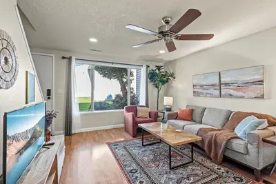 Image de Lovely 2-bedroom condo in Medford with Ac, WiFi. Enjoy your stay