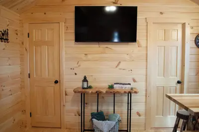 Image de Cozy 2-bedroom cabin with hot tub nestled in the woods of Morgan County