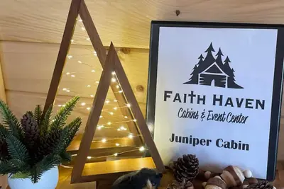 Image de Cozy 2-bedroom cabin with hot tub nestled in the woods of Morgan County