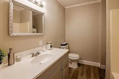 Image de Beautiful southern home with modern amenities located in a prime location.