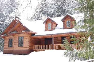Image de Ancient Cedars Lodge - Luxury log cabin accommodating up to 10 guests