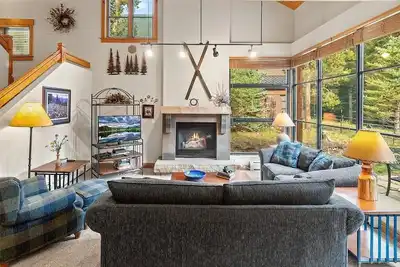 Spacious 2-bedroom 2. 5 Bath Townhome Walking Distance to World Class Skiing!