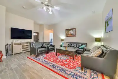 Image de < 1 Mi to Historic Dtwn: Home w/ Yard in McKinney