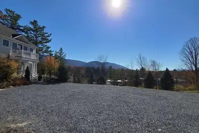 Image de 3 Level Townhome on Private Property ~ Walk in Town ~ Spacious & Spotless