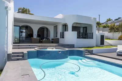 Image de Gorgeous 3-bedroom villa with mountain and ocean views in Somerset West