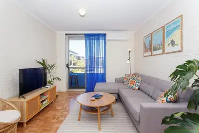 Image de Relax in a central Freo 2-bed with balcony, free parking and everything within walking distance — cafés, beaches and the Rottnest ferry.