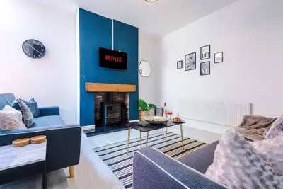 Image de Large 4 Bedroom Home w Free Parking nr Mediacity