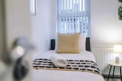Image de Spacious 4-Bedroom House with Free Parking