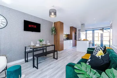 Image de 5-Bedroom Townhouse - 15mins to city - Free parkg