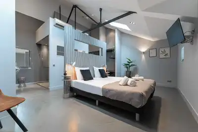 Image de 5 chambres, 5 salles de bains et une cuisine, et chaque chambre dispose d'une table à manger