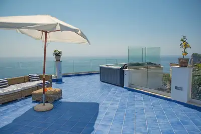 Image de Villa Pindaro: A bright and sunny three-story villa which faces the sun and the sea, with Free Wi-Fi.