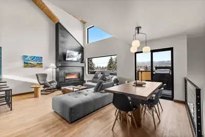 Image de Cloud Nine West - Luxury Downtown Whitefish Condo, 4 Bedrooms, Private Hot Tub &