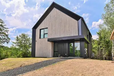 Image de Chalet Luxueux Aube - Bord de l'eau, Spa, Foyer!