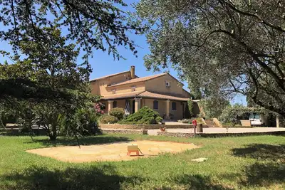 Image de 10 minutes from Orange beautiful vacation home with large garden