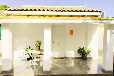 Image de Maison individuelle avec piscine. Tous les services.