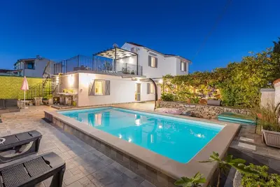 Image de Maison de vacances Dioniza - charmante villa avec piscine, sauna, jacuzzi, fléchettes et baby-foot, a seulement quelques minutes en voiture de la mer