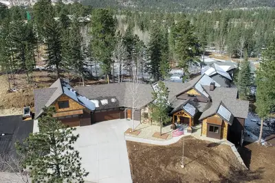 Image de Spacious 2-Level Custom Craftsman Style Lodge w/ Hot Tub, Fire Pit, Clubhouse