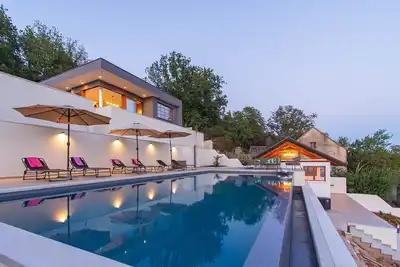 Image de Luxury Villa with big private swimming pool surrounded by forest and wineyards