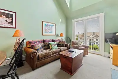 Image de Steps to Stratton Village, Lifts! Duplex Condo!