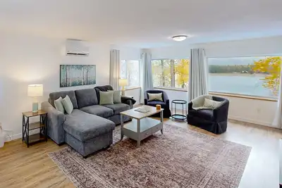 Image de Charming home with river views, spacious patio, Bbq, WiFi and streaming