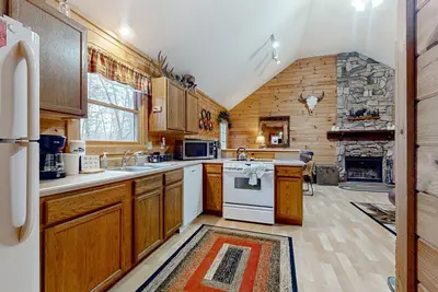 Serene cabin w\/ Free Attraction TIckets, fire pit, screened porch, & hot tub
