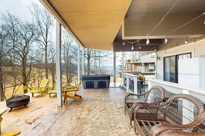 Image de Fun-filled lake cabin with WiFi, hot tub, fire pit, ping pong, amazing outdoors