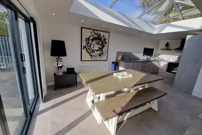 Image de Modern & Spacious 5 Bedroom Bungalow with Parking