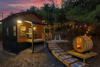 Image de Lux Sauna, Dome, Stargazing Net, Putting Green