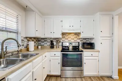 Image de Updated townhome in a central location for all of your exploring!