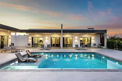 Image de Special Rate, Turks Haven Villas Newly Built Luxurious 1br Suite, Steps To Beach