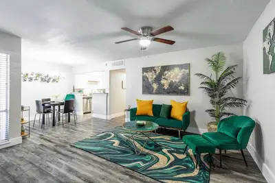 Image de Green Suite by Cowboys Rangers - 2bd Free Parking