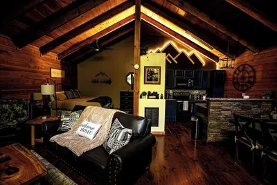 Image de Enchanted Couple's Cabin * Snuggle In * Hot Tub