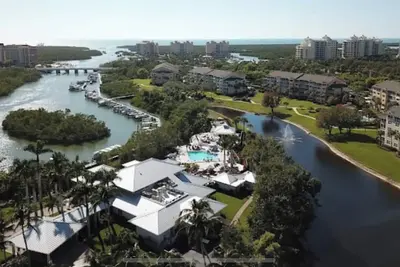 Image de Renovated 3 Br villa in Naples, west of 41, close to beach and onsite club