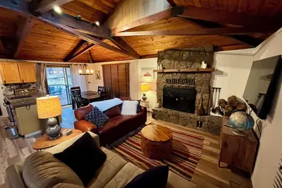 Image de Cozy, updated Sunriver cabin close to Village with hot tub!