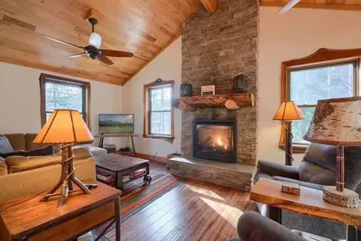 Image de Cozy Cabin in the Heart of Hocking Hills-Privacy, Covered Hot Tub, Pet Friendly!