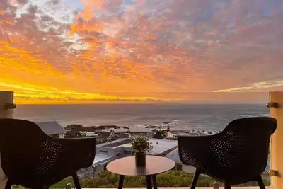 Image de Newly refurbished apartment with stunning ocean views in the heart of Camps Bay