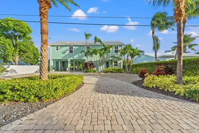 Image de Pool Home in Venetian Shores