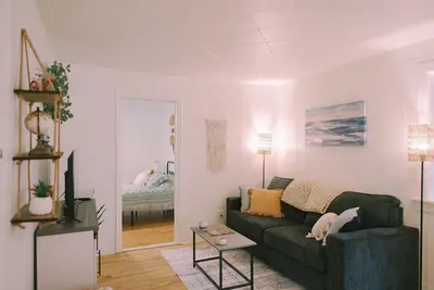 Image de Newly Renovated Cozy 3 Bed, Bike Trails, Shopping, Food, Near Lake, Near Park!