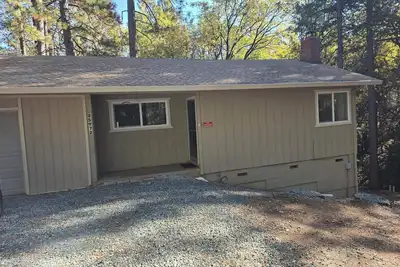 Image de Relaxing cabin in the woods. Unplug. Listen to the birds. Smell the pines.