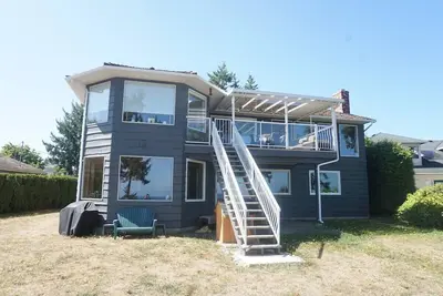 Image de Oceanfront spacious 6-bedroom house in Parksville with beach access