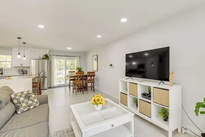 Image de Near Top Attractions: Deck Dining at Severn Home!