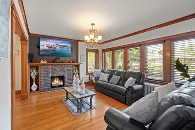 Image de Cozy & Spacious 2-bedroom Oasis in welcoming Berwyn with WiFi+Pool table