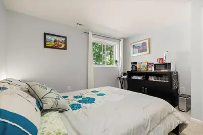 Image de Quiet 2br Basement Suite w/Office, Private Entrance - Near Dc & Shops
